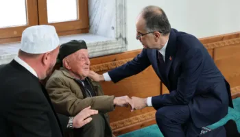 Begaj uron Fitër Bajramin nga xhamia e Golemit, mesazh për besimtarët myslimanë