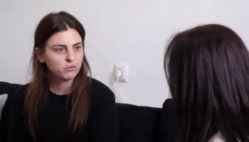 “Bëj 3 orë rrugë për të shkuar në punë”, flet mësuesja Albana Boja që i mbijetoi aksidentit tragjik në Gramsh