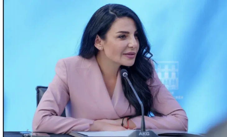 Belinda Balluku dorëzon postin mes lotëve dhe deklaron se vjedhjet dhe korrupsionin i kreu sipas mësimeve të Edi Ramës