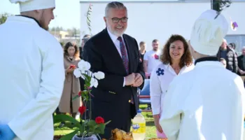 “Bëri një gabim si ju në fëmijëri”/ Ministri Gogu tregon shembullin e të riut shqiptar që fitoi të drejtën e profesionit në Strasburg: Nuk pushoi kurrë së luftuari