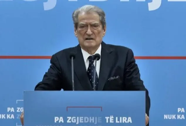 Berisha: Betimi i ministrave të rinj, ceremonia më qesharake e 35 viteve të fundit, janë përfshirë në afera korruptive