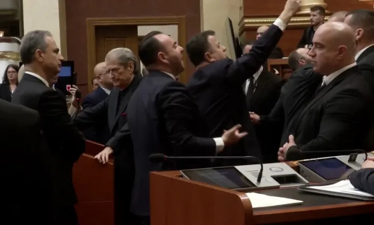 Berisha bllokon foltoren, deputetët “gardh” para kreut të PD, nuk marrin pjesë në votimin e ministrave të rinj