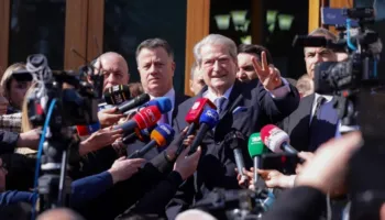 Berisha deputetëve të PS: Mos dilni jashtë se do ju arrestojë populli!