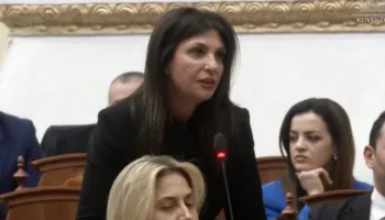 Berisha dhe Topalli kundër shkarkimit të Elisa Spiropalit? Deputetja demokrate sqaron votat: Lapsus