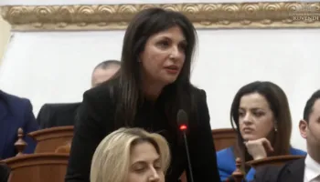 Berisha dhe Topalli kundër shkarkimit të Elisa Spiropalit? Deputetja demokrate sqaron votat për Vizion Plus: Lapsus