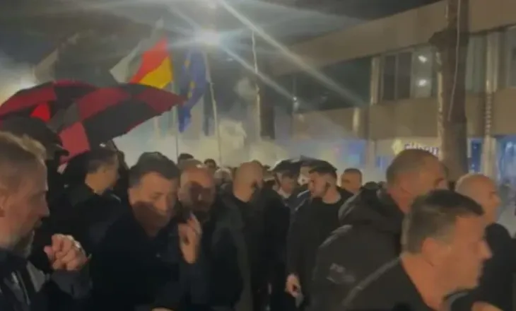 Berisha largohet me nxitim pas hedhjes së molotovëve drejt Kryeministrisë, mbrohet me çadra nga truprojat
