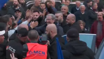 Berisha mbërrin në selin blu pak minuta para protestës, pritet nga qindra qytetarë (VIDEO)