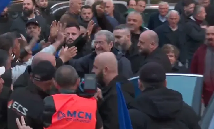 Berisha mbërrin në selin blu pak minuta para protestës, pritet nga qindra qytetarë (VIDEO)