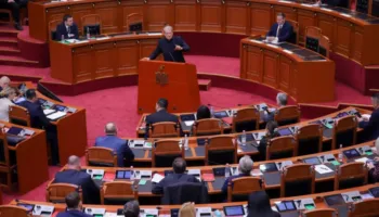 Berisha: Mos u bëni mercenarë të Lubisë! Sot duhej të votonit për të autorizuar arrestimin e saj