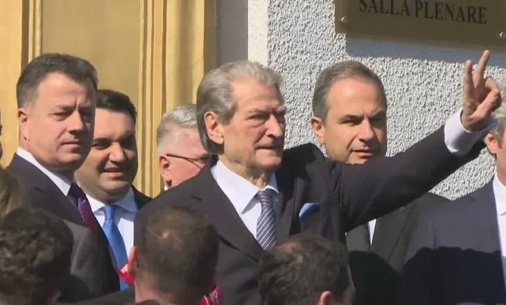 Berisha në dyert e Parlamentit: Qytetarët kërkojnë sot dorëheqjen e Ramës