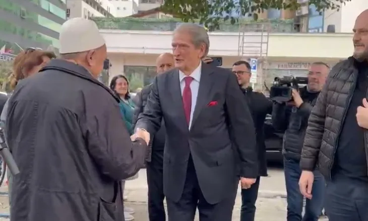 Berisha paraqitet në SPAK për masën e sigurisë “detyrim paraqitje”, refuzon të komentojë sulmin ndaj “Vilës 31”