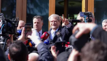 Berisha përshëndet protestuesit: Këta janë përfaqësuesit e vërtetë të shqiptarëve!