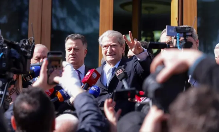 Berisha përshëndet protestuesit: Këta janë përfaqësuesit e vërtetë të shqiptarëve!