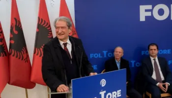 Berisha: Qeveria braktisi 600 familje nën ujë, vodhi fondet e kanaleve, refuzoi të shpallë gjendjen e emergjencës