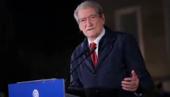 Berisha thirrje për intelektualët nga Kryeministria: Dilni nga guaska e konformizmit