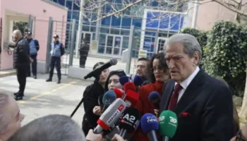 Berisha tregon prapaskenat e shkarkimit të Ilir Prodës: U shkarkua sepse nuk mbrojti dot vilen e Enver Hoxhës