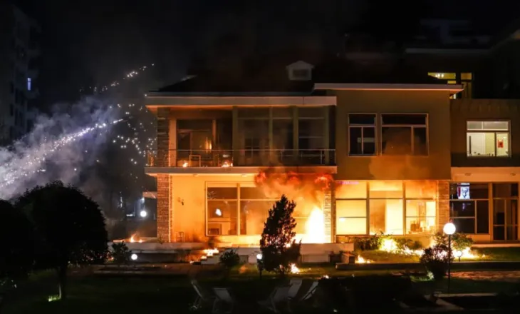 “Berisha zgjidhte gjithmonë, t’u ngjitej djemve të Enverit”/ Gazetari: Niveli i tij është të shkojë tek rrënojat e…