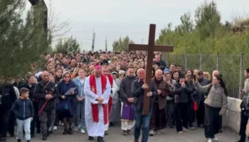 Besimtarët e Vaut të Dejës ndjekin ritualin e Udhës së Kryqit! Padër Mariano: Emigracioni, plaga më e rëndë
