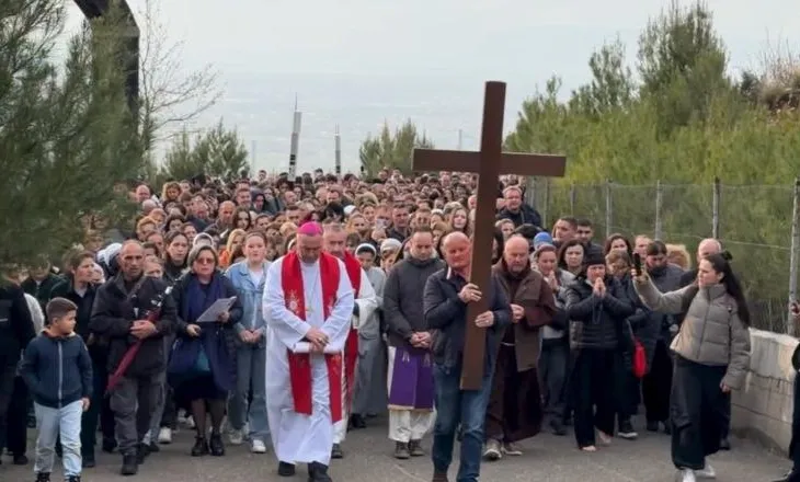 Besimtarët e Vaut të Dejës ndjekin ritualin e Udhës së Kryqit! Padër Mariano: Emigracioni, plaga më e rëndë