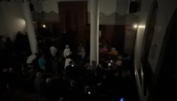 Besimtarët po faleshin, ikin dritat në xhaminë “Dine Hoxha”, imami Ahmed Kalaja: Turp, viti 2026