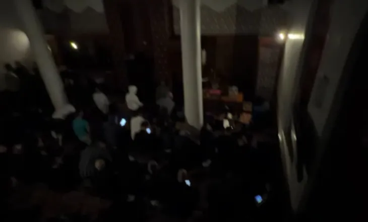 Besimtarët po faleshin, ikin dritat në xhaminë “Dine Hoxha” në Tiranë, imami: Turp, viti 2026