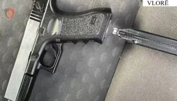 Bie në prangat e policisë 22-vjeçari/ Shiste kokainë dhe mbante armë me vete (EMRI)