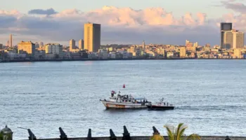 Bllokada e naftës nga SHBA thellon krizën energjetike në ishull, flotilja e ndihmës mjekësore arrin në Kubë