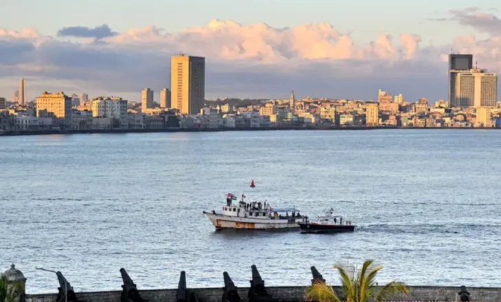 Bllokada e naftës nga SHBA thellon krizën energjetike në ishull, flotilja e ndihmës mjekësore arrin në Kubë