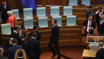 Bllokada në Kuvendin e Kosovës, fati i marrëveshjeve ndërkombëtare prej 121 milionë euro në rrezik