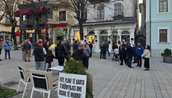 Bllokimi i aksit Librazhd-Pogradec, qytetarët korçarë protestojnë para Bashkisë