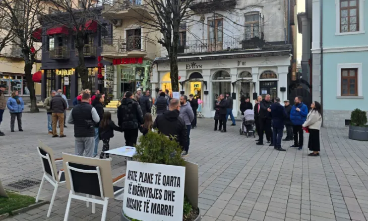 Bllokimi i aksit Librazhd-Pogradec, qytetarët korçarë protestojnë para Bashkisë