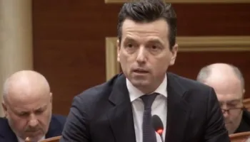 “Bllokoi foltoren dhe pengoi seancën”, PS kërkon përjashtimin me 20 ditë të Agron Shehajt nga parlamenti