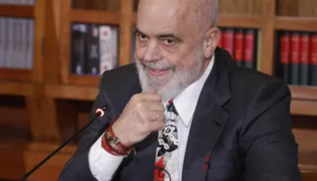 Bllokoi integrimin në BE/ Rama ‘bën trimin’ me ndërkombëtarët: Nuk do lejoj njeri të më shohë nga lart-poshtë