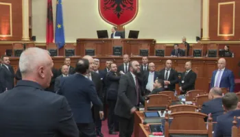 “Bllokuan foltoren”, PS kërkon përjashtimin e Bardhit dhe Balliut nga Kuvendi