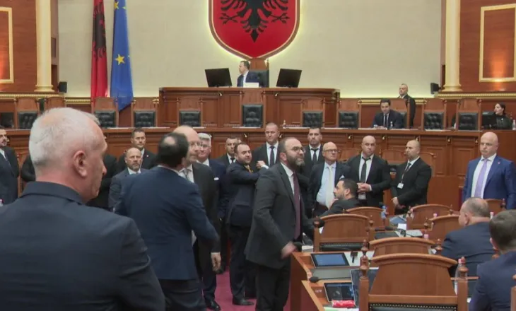 “Bllokuan foltoren”, PS kërkon përjashtimin e Bardhit dhe Balliut nga Kuvendi