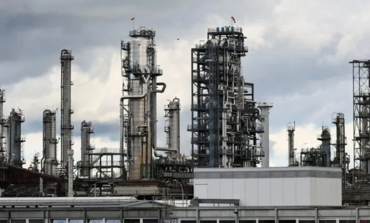 ‘Bloomberg’: Administrata Trump po shqyrton edhe skenarin nëse nafta do arrijë në 200 dollarë për fuçi