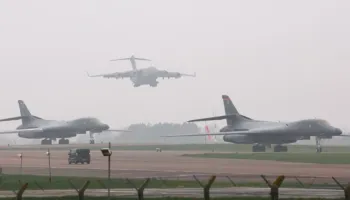 Bombarduesit amerikanë zbarkojnë në Britani, publikohen pamje