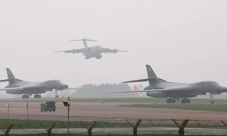 Bombarduesit amerikanë zbarkojnë në Britani, publikohen pamje