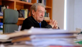 Bordi vendosi naftën 218 lekë për litër, Berisha: Kemi përgatitur paketën për uljen e çmimit, qytetarët të protestojnë