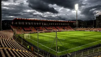 Bosnje Hercegovina e dërgon Italinë në Zenica, ‘të kaltrit’ ankohen për kushtet e fushës dhe gjatësinë e barit para finales për Kupën e Botës