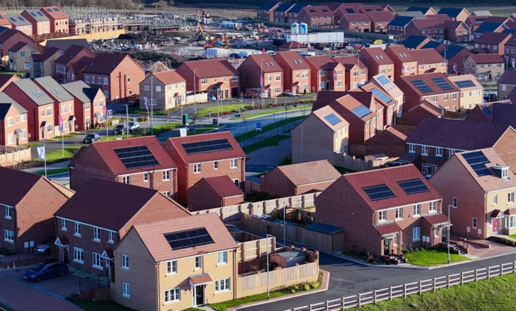 Britania i përgjigjet tronditjes energjetike nga lufta në Iran duke u kthyer te teknologjia e gjelbër në shtëpitë e reja