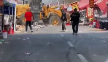 Buldozeri përplas turmën me njerëz në tregun e hapur në Pekin, të paktën 13 të vdekur dhe shumë të plagosur