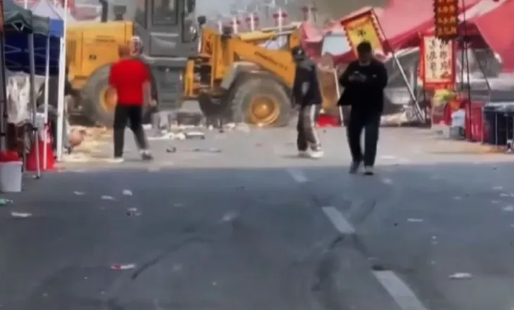 Buldozeri përplas turmën me njerëz në tregun e hapur në Pekin, të paktën 13 të vdekur dhe shumë të plagosur