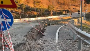 Çahet asfalti në rrugën e Gjinarit, shkak rrëshqitja e tokës