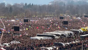Çekët vërshojnë në rrugë, protesta më e madhe kundër qeverisë që nga viti 2019: Jo shkurtimeve për mbrojtjen