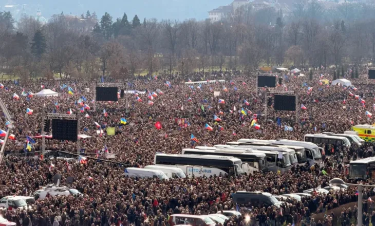 Çekët vërshojnë në rrugë, protesta më e madhe kundër qeverisë që nga viti 2019: Jo shkurtimeve për mbrojtjen