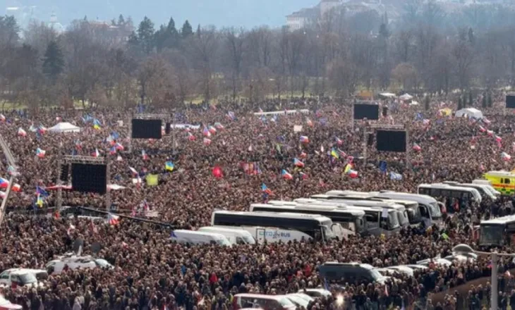 Çekët vërshojnë në rrugë, protesta më e madhe kundër qeverisë që nga viti 2019