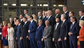 Çështja për të cilën BE-ja nuk bën kompromis me Shqipërinë, Malin e Zi dhe Serbinë  Dy ligje në Mal të Zi, që janë kontroverse prej perspektivës së Brukselit, amendamentet e ligjeve në sektorin e gjyqësorit në Serbi dhe dështimi për t’ia hequr imunitetin parlamentar ish-zëvendëskryeministres në Shqipëri, i kanë kthyer këto tri shtete kandidate për anëtarësim në Bashkimin Evropian sërish para testit kryesor për pranim, atij për sundimin e ligjit.  Përparimi në të gjithë kapitujt që duhen mbyllur para anëtarësimit nuk do të jetë i mjaftueshëm nëse vendet kandidate stagnojnë apo shënojnë kthim mbrapa në Kapitujt 23 dhe 24, të cilët, sipas metodologjisë evropiane të integrimit, hapen të parët dhe mbyllen të fundit.  “Reformat e pakthyeshme në këto fusha janë kusht që partnerët e zgjerimit të përparojnë në rrugët e tyre të pranimit, duke i përmbushur standardet specifike”, ka rikujtuar Shërbimi për media i Komisionit Evropian në disa përgjigje për Radion Evropa e Lirë.  “Reformat nuk janë vetëm për letër, shtetet duhet të demonstrojnë zbatimin e tyre dhe duhet të garantojnë besueshmëri përmes rezultateve të prekshme”, është thënë mes tjerash në përgjigje.  Shqipëria dhe Mali i Zi janë në krye të listës për t’u bërë anëtarë të rinj të bllokut evropian. Në këtë drejtim, Komisionarja për Zgjerim e BE-së, Marta Kos, ka folur me kryeministrin malazez, Millojko Spajiq javën e kaluar në Podgoricë.  Ju duhet të keni patjetër një gjyqësor të pavarur, që ka kapacitet për të luftuar krimin e organizuar dhe korrupsionin, si dhe të keni media të pavarura pasi ne nuk do të bëjmë kurrë kompromis në këto çështje”.  Pse dy ligje po ia vështirësojnë Malit të Zi rrugën drejt BE-së?  Ambiciet e autoriteteve në Mal të Zi që të bëhen vendi i 28-të anëtar i BE-së janë komplikuar pas miratimit të dy ligjeve kontroverse.  Bëhet fjalë për amendamente në Ligjin për Çështje të Brendshme dhe Ligjin për Agjencinë e Sigurisë Kombëtare.  Sipas Komisionit Evropian, këto amendamente nuk janë në përputhje me Rregulloren e Përgjithshme për Mbrojtjen e të Dhënave dhe Direktivën për Zbatimin e Ligjit.  Rregullorja për Mbrojtjen e të Dhënave është ligj që përcakton se si mblidhen dhe ruhen të dhënat e individëve në Zonën Ekonomike Evropiane. Ajo i forcon të drejtat për privatësi, vendos obligime serioze për organizatat dhe vlen për të gjitha kompanitë në botë që procesojnë të dhëna të banorëve të BE-së.  Direktiva për Zbatim të Ligjit rregullon mënyrën se si autoritetet e policisë dhe gjyqësorit në BE i procesojnë dhe mbrojnë të dhënat personale të individëve, sidomos të viktimave, dëshmitarëve dhe të dyshuarve për shkelje penale.  Opozita malazeze dhe shoqëria civile i kritikojnë ndryshimet e bëra në Ligjin për Çështje të Brendshme pasi besojnë se ato i rrisin kompetencat e ministrit të Brendshëm, sidomos në emërimin dhe shkarkimin e drejtorit të policisë, dhe kështu më pas hapet rruga për ndikim politik në punën e policisë.  Sa i përket Ligjit për Agjencinë e Sigurisë Kombëtare, kritika më e shpeshtë ka të bëjë me dispozitat që lejojnë qasjen në bazat e të dhënave të organeve dhe institucioneve shtetërore, në disa raste pa vendim gjykate.  Ndërkohë, Mali i Zi pritet të emërojë anëtarë të Këshillit Gjyqësor, trupit kryesor të gjyqësorit, anëtarët e të cilit mund të emërohen dhe shkarkojnë gjyqtarë.  Pse janë ligjet e reja problematike për rrugën e Serbisë në BE?  Në rastin e Serbisë, BE-ja ka qenë e qartë. Pas miratimit të ligjeve të gjyqësorit, me nismë të partisë së presidentit Aleksandar Vuçiq, kritikat kanë qenë të shpejta nga Brukseli, përfshirë prej Komisionares për Zgjerim, e cila ka vlerësuar se këto ligje kufizojnë pavarësinë e gjyqësorit dhe, sipas mendimit të saj, përbëjnë kthim mbrapa.  Vuçiq është përgjigjur duke thënë se nuk e kupton për çfarë kthimi mbrapa bëhet fjalë, meqë Serbia ka stagnuar në rrugën drejt BE-së që katër vjet. Më 2021, Serbia e ka hapur grupin e kapitujve për agjendë të gjelbër dhe lidhshmëri të qëndrueshme, mirëpo përparim nuk është arritur.  Ligjet në gjyqësor që kanë nisur të zbatohen, janë duke e shtyrë vendin në drejtim të kundërt me standardet evropiane.  Bashkimi Evropian pati kërkuar që ligjet të mos miratoheshin dhe pasi Vuçiqi i ka nënshkruar ato, Brukseli ka thënë se zbatimi i tyre duhet të pezullohet derisa të ketë një opinion prej Komisionit të Venecias.  Florian Biber, profesor për histori dhe politikë dhe drejtor i Qendrës për Studime të Evropës Juglindore në Universitetin e Gracit ka thënë se në një konstelacion të tillë politik, Serbia nuk ka shanse që t’iu afrohet strukturave evropiane.  “Nuk ka të bëjë vetëm me sundimin e ligjit, por me mungesën e respektit për rregullat demokratike bazike. Është e qartë se regjimi aktual nuk është i interesuar në anëtarësim në BE, apo të garantojë se Serbia është shtet demokratik”, ka thënë Bieber.  Sfidat e Shqipërisë  Në vitin e kaluar, Shqipëria i ka hapur të gjithë kapitujt negociues, pavarësisht problemeve në sektorin e sundimit të ligjit.  Sikur edhe me vendet tjera kandidate, Komisioni Evropian e ka përmendur në Raportin e Progresit, në tetor të vitit të kaluar se shqetësimet kryesore për Shqipërinë përfshijnë rritjen e presionit politik në gjyqësor, luftën e dobët kundër korrupsionit dhe lirinë e kufizuar të medias.  Sfida e fundit ka të bëjë me refuzimin e deputetëve të Parlamentit të Shqipërisë për t’ia hequr imunitetin ish-zëvendëskryeministres Belinda Balluku, e cila është e akuzuar për korrupsion.  Deputetët nga Partia Socialiste në pushtet kanë refuzuar t’ia heqin asaj imunitetin dhe vendimi është mirëpritur prej vetë kryeministrit Edi Rama, i cili ka thënë se Parlamenti ka bërë “atë që do të bënte çdo shtet demokratik në Evropë”.  Brukseli nuk është pajtuar me deklaratën e Ramës se kërkesa për heqje të imunitetit nuk ka qenë në përputhje me Kushtetutën.  Radio Evropa e Lirë ka mësuar që diçka e tillë ka ndikuar drejtpërdrejt në rezistencën e disa vendeve anëtare që t’ia garantojnë Shqipërisë një të ashtuquajtur IBAR pozitiv.  IBAR është shkurtesë për Raportin mbi Vlerësimin e Përkohshëm të Standardeve ku vlerësohet përparimi në sundimin e ligjit, gjyqësor dhe luftën kundër korrupsionit, për Kapitujt kyç 23 dhe 24 në negociatat e anëtarësimit.  Derisa vendet e BE-së të mos e miratojnë në mënyrë unanime IBAR-in, Shqipëria nuk do të mund të ecë përpara në mbylljen e kapitujve.  Mali i Zi, për shembull, është dashur të presë për IBAR pozitiv, i cili është miratuar në qershor të vitit 2024, në mënyrë që të nisë mbylljen e kapitujve. Para këtij vendimi, hera e fundit që ka mbyllur kapituj ka qenë vitit 2017.  A mund të mbyllet njëri sy?  Pranimi i anëtarëve të rinj pa të drejtën e vetos, që aktualisht e kanë të 27 vendet anëtare të BE-së, është diçka për të cilën kanë avokuar, edhe Edi Rama, edhe Aleksandar Vuçiq në një artikull të përbashkët muajin e kaluar në të përditshmen gjermane, Frankfurter Allgemeine Zeitung, i cili i ka shtuar spekulimet se shtetet e Ballkanit Perëndimor “mund ta mbyllin njërin sy”.  Florian Bieber beson se brenda këtij kuadri ligjor është e pamundur të ndahen konsideratat politike nga kriteret e sundimit të ligjit.  “Sigurisht, elitat politike në Mal të Zi dhe Shqipëri e njohin momentumin politik dhe kanë prirje të jenë më pak të rrepta në lidhje me zbatimin. Megjithatë, në fund të fundit, nevojitet pëlqimi i 27 shteteve anëtare, i cili është larg të qenit i garantuar”, paralajmëron Bieber në disa përgjigje për Radion Evropa e Lirë.  Komisionarja Kos ka folur në këtë drejtim në Parlamentin Evropian në fillim të marsit, duke e theksuar se statusi i liderit në këtë proces nuk garantohet përgjithmonë.  Ajo u ka thënë Shqipërisë, Malit të Zi, Ukrainës dhe Moldavisë që “përparimi duhet të arrihet përmes reformave”.  A mund të ndihmojnë “mekanizmat mbrojtës”?  Mekanizmat mbrojtës nuk janë diçka e panjohur në proceset evropiane.  Kur Bullgaria dhe Rumania janë pranuar në BE më 2017, Komisioni Evropian pati vendosur të miratojë anëtarësimin e tyre, pavarësisht reformave të papërfunduara në fushën e sundimit të ligjit, me kusht që dobësitë të vazhdojnë të adresohen pas anëtarësimit përmes të ashtuquajturit Mekanizëm Bashkëpunimi dhe Verifikimi, i cili mundësoi monitorimin pas anëtarësimit dhe vlerësimin e rregullt të progresit në gjyqësor dhe luftën kundër korrupsionit.  Ky mbikëqyrje pas anëtarësimit zgjati plot 16 vjet dhe përfundoi në vitin 2023.  Për Florian Biberin, ekzistojnë zgjidhje për dilemat e mundshme të shteteve anëtare, dhe sipas tij, zgjidhja qëndron në një periudhë kalimtare që do t’u lejonte anëtarëve të rinj t’i zbatonin reformat pas anëtarësimit.  Sipas tij, pranimi i Malit të Zi dhe ndoshta i vendeve të tjera në rajon do të sinjalizonte se ka një të ardhme për rajonin në BE.  “Një projekt i tillë politik duhet t’i bindë skeptikët midis shteteve anëtare dhe duhet të përfshijë gjithashtu mekanizma të qëndrueshëm për të siguruar që anëtarët e ardhshëm do të respektojnë sundimin e ligjit”, vlerëson Biber.  Megjithatë, ai beson se edhe nëse ndonjë anëtar i ri i plotëson të gjitha kriteret, nuk ka garanci se nuk do të ketë pengesa.  Diçka e tillë ka ndodhur në Hungari, Poloni ose Sllovaki disa vjet pas anëtarësimit në BE, kur problemet me pavarësinë në gjyqësor dhe sundimin e ligjit dolën në pah në këto vende, sepse autoritetet shpesh përpiqeshin të ndikonin në gjykata, të kufizonin liritë e medias dhe të zvogëlonin kontrollin mbi institucionet e pavarura. /REL