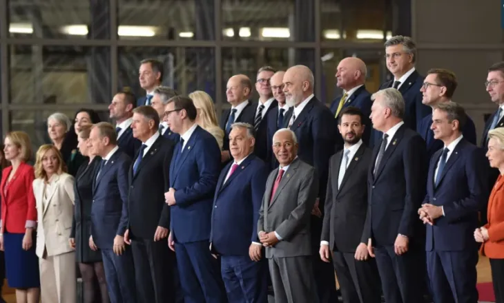 Çështja për të cilën BE-ja nuk bën kompromis me Shqipërinë, Malin e Zi dhe Serbinë  Dy ligje në Mal të Zi, që janë kontroverse prej perspektivës së Brukselit, amendamentet e ligjeve në sektorin e gjyqësorit në Serbi dhe dështimi për t’ia hequr imunitetin parlamentar ish-zëvendëskryeministres në Shqipëri, i kanë kthyer këto tri shtete kandidate për anëtarësim në Bashkimin Evropian sërish para testit kryesor për pranim, atij për sundimin e ligjit.  Përparimi në të gjithë kapitujt që duhen mbyllur para anëtarësimit nuk do të jetë i mjaftueshëm nëse vendet kandidate stagnojnë apo shënojnë kthim mbrapa në Kapitujt 23 dhe 24, të cilët, sipas metodologjisë evropiane të integrimit, hapen të parët dhe mbyllen të fundit.  “Reformat e pakthyeshme në këto fusha janë kusht që partnerët e zgjerimit të përparojnë në rrugët e tyre të pranimit, duke i përmbushur standardet specifike”, ka rikujtuar Shërbimi për media i Komisionit Evropian në disa përgjigje për Radion Evropa e Lirë.  “Reformat nuk janë vetëm për letër, shtetet duhet të demonstrojnë zbatimin e tyre dhe duhet të garantojnë besueshmëri përmes rezultateve të prekshme”, është thënë mes tjerash në përgjigje.  Shqipëria dhe Mali i Zi janë në krye të listës për t’u bërë anëtarë të rinj të bllokut evropian. Në këtë drejtim, Komisionarja për Zgjerim e BE-së, Marta Kos, ka folur me kryeministrin malazez, Millojko Spajiq javën e kaluar në Podgoricë.  Ju duhet të keni patjetër një gjyqësor të pavarur, që ka kapacitet për të luftuar krimin e organizuar dhe korrupsionin, si dhe të keni media të pavarura pasi ne nuk do të bëjmë kurrë kompromis në këto çështje”.  Pse dy ligje po ia vështirësojnë Malit të Zi rrugën drejt BE-së?  Ambiciet e autoriteteve në Mal të Zi që të bëhen vendi i 28-të anëtar i BE-së janë komplikuar pas miratimit të dy ligjeve kontroverse.  Bëhet fjalë për amendamente në Ligjin për Çështje të Brendshme dhe Ligjin për Agjencinë e Sigurisë Kombëtare.  Sipas Komisionit Evropian, këto amendamente nuk janë në përputhje me Rregulloren e Përgjithshme për Mbrojtjen e të Dhënave dhe Direktivën për Zbatimin e Ligjit.  Rregullorja për Mbrojtjen e të Dhënave është ligj që përcakton se si mblidhen dhe ruhen të dhënat e individëve në Zonën Ekonomike Evropiane. Ajo i forcon të drejtat për privatësi, vendos obligime serioze për organizatat dhe vlen për të gjitha kompanitë në botë që procesojnë të dhëna të banorëve të BE-së.  Direktiva për Zbatim të Ligjit rregullon mënyrën se si autoritetet e policisë dhe gjyqësorit në BE i procesojnë dhe mbrojnë të dhënat personale të individëve, sidomos të viktimave, dëshmitarëve dhe të dyshuarve për shkelje penale.  Opozita malazeze dhe shoqëria civile i kritikojnë ndryshimet e bëra në Ligjin për Çështje të Brendshme pasi besojnë se ato i rrisin kompetencat e ministrit të Brendshëm, sidomos në emërimin dhe shkarkimin e drejtorit të policisë, dhe kështu më pas hapet rruga për ndikim politik në punën e policisë.  Sa i përket Ligjit për Agjencinë e Sigurisë Kombëtare, kritika më e shpeshtë ka të bëjë me dispozitat që lejojnë qasjen në bazat e të dhënave të organeve dhe institucioneve shtetërore, në disa raste pa vendim gjykate.  Ndërkohë, Mali i Zi pritet të emërojë anëtarë të Këshillit Gjyqësor, trupit kryesor të gjyqësorit, anëtarët e të cilit mund të emërohen dhe shkarkojnë gjyqtarë.  Pse janë ligjet e reja problematike për rrugën e Serbisë në BE?  Në rastin e Serbisë, BE-ja ka qenë e qartë. Pas miratimit të ligjeve të gjyqësorit, me nismë të partisë së presidentit Aleksandar Vuçiq, kritikat kanë qenë të shpejta nga Brukseli, përfshirë prej Komisionares për Zgjerim, e cila ka vlerësuar se këto ligje kufizojnë pavarësinë e gjyqësorit dhe, sipas mendimit të saj, përbëjnë kthim mbrapa.  Vuçiq është përgjigjur duke thënë se nuk e kupton për çfarë kthimi mbrapa bëhet fjalë, meqë Serbia ka stagnuar në rrugën drejt BE-së që katër vjet. Më 2021, Serbia e ka hapur grupin e kapitujve për agjendë të gjelbër dhe lidhshmëri të qëndrueshme, mirëpo përparim nuk është arritur.  Ligjet në gjyqësor që kanë nisur të zbatohen, janë duke e shtyrë vendin në drejtim të kundërt me standardet evropiane.  Bashkimi Evropian pati kërkuar që ligjet të mos miratoheshin dhe pasi Vuçiqi i ka nënshkruar ato, Brukseli ka thënë se zbatimi i tyre duhet të pezullohet derisa të ketë një opinion prej Komisionit të Venecias.  Florian Biber, profesor për histori dhe politikë dhe drejtor i Qendrës për Studime të Evropës Juglindore në Universitetin e Gracit ka thënë se në një konstelacion të tillë politik, Serbia nuk ka shanse që t’iu afrohet strukturave evropiane.  “Nuk ka të bëjë vetëm me sundimin e ligjit, por me mungesën e respektit për rregullat demokratike bazike. Është e qartë se regjimi aktual nuk është i interesuar në anëtarësim në BE, apo të garantojë se Serbia është shtet demokratik”, ka thënë Bieber.  Sfidat e Shqipërisë  Në vitin e kaluar, Shqipëria i ka hapur të gjithë kapitujt negociues, pavarësisht problemeve në sektorin e sundimit të ligjit.  Sikur edhe me vendet tjera kandidate, Komisioni Evropian e ka përmendur në Raportin e Progresit, në tetor të vitit të kaluar se shqetësimet kryesore për Shqipërinë përfshijnë rritjen e presionit politik në gjyqësor, luftën e dobët kundër korrupsionit dhe lirinë e kufizuar të medias.  Sfida e fundit ka të bëjë me refuzimin e deputetëve të Parlamentit të Shqipërisë për t’ia hequr imunitetin ish-zëvendëskryeministres Belinda Balluku, e cila është e akuzuar për korrupsion.  Deputetët nga Partia Socialiste në pushtet kanë refuzuar t’ia heqin asaj imunitetin dhe vendimi është mirëpritur prej vetë kryeministrit Edi Rama, i cili ka thënë se Parlamenti ka bërë “atë që do të bënte çdo shtet demokratik në Evropë”.  Brukseli nuk është pajtuar me deklaratën e Ramës se kërkesa për heqje të imunitetit nuk ka qenë në përputhje me Kushtetutën.  Radio Evropa e Lirë ka mësuar që diçka e tillë ka ndikuar drejtpërdrejt në rezistencën e disa vendeve anëtare që t’ia garantojnë Shqipërisë një të ashtuquajtur IBAR pozitiv.  IBAR është shkurtesë për Raportin mbi Vlerësimin e Përkohshëm të Standardeve ku vlerësohet përparimi në sundimin e ligjit, gjyqësor dhe luftën kundër korrupsionit, për Kapitujt kyç 23 dhe 24 në negociatat e anëtarësimit.  Derisa vendet e BE-së të mos e miratojnë në mënyrë unanime IBAR-in, Shqipëria nuk do të mund të ecë përpara në mbylljen e kapitujve.  Mali i Zi, për shembull, është dashur të presë për IBAR pozitiv, i cili është miratuar në qershor të vitit 2024, në mënyrë që të nisë mbylljen e kapitujve. Para këtij vendimi, hera e fundit që ka mbyllur kapituj ka qenë vitit 2017.  A mund të mbyllet njëri sy?  Pranimi i anëtarëve të rinj pa të drejtën e vetos, që aktualisht e kanë të 27 vendet anëtare të BE-së, është diçka për të cilën kanë avokuar, edhe Edi Rama, edhe Aleksandar Vuçiq në një artikull të përbashkët muajin e kaluar në të përditshmen gjermane, Frankfurter Allgemeine Zeitung, i cili i ka shtuar spekulimet se shtetet e Ballkanit Perëndimor “mund ta mbyllin njërin sy”.  Florian Bieber beson se brenda këtij kuadri ligjor është e pamundur të ndahen konsideratat politike nga kriteret e sundimit të ligjit.  “Sigurisht, elitat politike në Mal të Zi dhe Shqipëri e njohin momentumin politik dhe kanë prirje të jenë më pak të rrepta në lidhje me zbatimin. Megjithatë, në fund të fundit, nevojitet pëlqimi i 27 shteteve anëtare, i cili është larg të qenit i garantuar”, paralajmëron Bieber në disa përgjigje për Radion Evropa e Lirë.  Komisionarja Kos ka folur në këtë drejtim në Parlamentin Evropian në fillim të marsit, duke e theksuar se statusi i liderit në këtë proces nuk garantohet përgjithmonë.  Ajo u ka thënë Shqipërisë, Malit të Zi, Ukrainës dhe Moldavisë që “përparimi duhet të arrihet përmes reformave”.  A mund të ndihmojnë “mekanizmat mbrojtës”?  Mekanizmat mbrojtës nuk janë diçka e panjohur në proceset evropiane.  Kur Bullgaria dhe Rumania janë pranuar në BE më 2017, Komisioni Evropian pati vendosur të miratojë anëtarësimin e tyre, pavarësisht reformave të papërfunduara në fushën e sundimit të ligjit, me kusht që dobësitë të vazhdojnë të adresohen pas anëtarësimit përmes të ashtuquajturit Mekanizëm Bashkëpunimi dhe Verifikimi, i cili mundësoi monitorimin pas anëtarësimit dhe vlerësimin e rregullt të progresit në gjyqësor dhe luftën kundër korrupsionit.  Ky mbikëqyrje pas anëtarësimit zgjati plot 16 vjet dhe përfundoi në vitin 2023.  Për Florian Biberin, ekzistojnë zgjidhje për dilemat e mundshme të shteteve anëtare, dhe sipas tij, zgjidhja qëndron në një periudhë kalimtare që do t’u lejonte anëtarëve të rinj t’i zbatonin reformat pas anëtarësimit.  Sipas tij, pranimi i Malit të Zi dhe ndoshta i vendeve të tjera në rajon do të sinjalizonte se ka një të ardhme për rajonin në BE.  “Një projekt i tillë politik duhet t’i bindë skeptikët midis shteteve anëtare dhe duhet të përfshijë gjithashtu mekanizma të qëndrueshëm për të siguruar që anëtarët e ardhshëm do të respektojnë sundimin e ligjit”, vlerëson Biber.  Megjithatë, ai beson se edhe nëse ndonjë anëtar i ri i plotëson të gjitha kriteret, nuk ka garanci se nuk do të ketë pengesa.  Diçka e tillë ka ndodhur në Hungari, Poloni ose Sllovaki disa vjet pas anëtarësimit në BE, kur problemet me pavarësinë në gjyqësor dhe sundimin e ligjit dolën në pah në këto vende, sepse autoritetet shpesh përpiqeshin të ndikonin në gjykata, të kufizonin liritë e medias dhe të zvogëlonin kontrollin mbi institucionet e pavarura. /REL