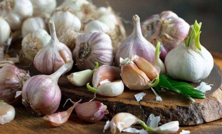 Çfarë duhet të hani për të eliminuar erën e hudhrës nga goja juaj? Ja ushqimet që ju ndihmojnë